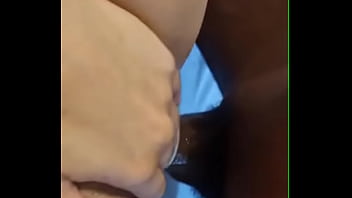 Negão me comendo e socando a mão dentro da buceta