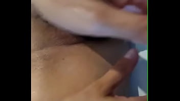 Negão me comendo e socando a mão dentro da buceta