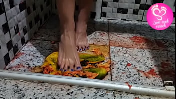 Amassando mamões com os pés
