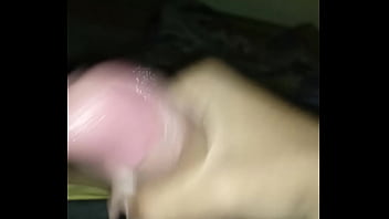 Chico gay se masturba mientras todos duermen