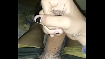 Chico gay se masturba mientras todos duermen