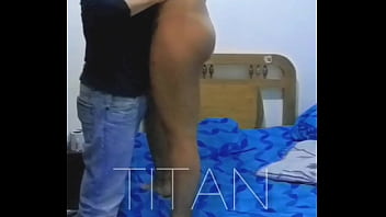 Se pone caliente la vecina y le parto el coño