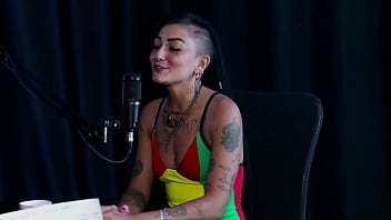 Começou vendendo packs desde cedo gostava de exibir o corpo se identifica como pansexual e quando teve que dominar caroleta roots & bruna carlos sheer red