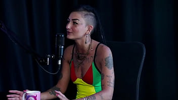 Começou vendendo packs desde cedo gostava de exibir o corpo se identifica como pansexual e quando teve que dominar caroleta roots & bruna carlos sheer red