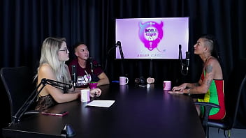 Começou vendendo packs desde cedo gostava de exibir o corpo se identifica como pansexual e quando teve que dominar caroleta roots & bruna carlos sheer red