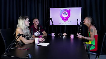 Começou vendendo packs desde cedo gostava de exibir o corpo se identifica como pansexual e quando teve que dominar caroleta roots & bruna carlos sheer red