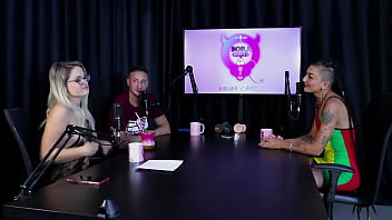 Começou vendendo packs desde cedo gostava de exibir o corpo se identifica como pansexual e quando teve que dominar caroleta roots & bruna carlos sheer red