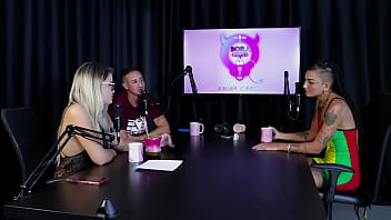 Começou vendendo packs desde cedo gostava de exibir o corpo se identifica como pansexual e quando teve que dominar caroleta roots & bruna carlos sheer red