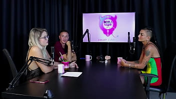 Começou vendendo packs desde cedo gostava de exibir o corpo se identifica como pansexual e quando teve que dominar caroleta roots & bruna carlos sheer red