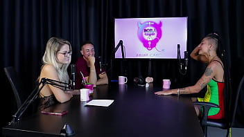 Começou vendendo packs desde cedo gostava de exibir o corpo se identifica como pansexual e quando teve que dominar caroleta roots & bruna carlos sheer red