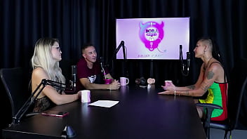 Começou vendendo packs desde cedo gostava de exibir o corpo se identifica como pansexual e quando teve que dominar caroleta roots & bruna carlos sheer red