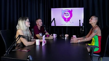 Começou vendendo packs desde cedo gostava de exibir o corpo se identifica como pansexual e quando teve que dominar caroleta roots & bruna carlos sheer red