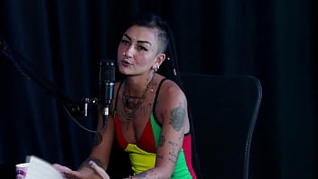 Começou vendendo packs desde cedo gostava de exibir o corpo se identifica como pansexual e quando teve que dominar caroleta roots & bruna carlos sheer red