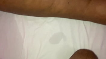 Não resisti e acabei gozando na buceta da gordinha