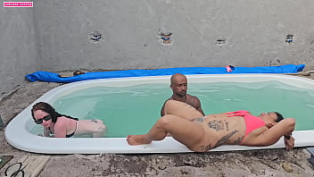 Batendo uma na piscina e fudendo duas gostosas com gosada dentro