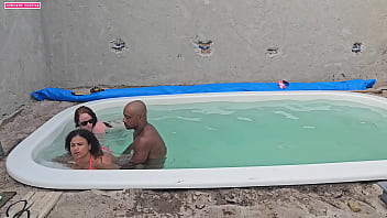 Batendo uma na piscina e fudendo duas gostosas com gosada dentro
