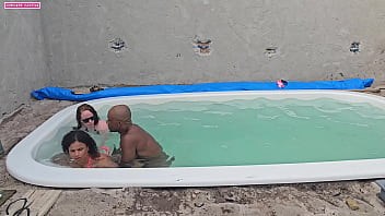 Batendo uma na piscina e fudendo duas gostosas com gosada dentro
