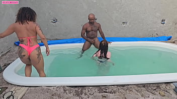 Batendo uma na piscina e fudendo duas gostosas com gosada dentro