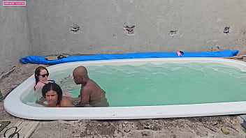 Batendo uma na piscina e fudendo duas gostosas com gosada dentro