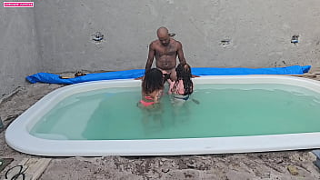 Batendo uma na piscina e fudendo duas gostosas com gosada dentro