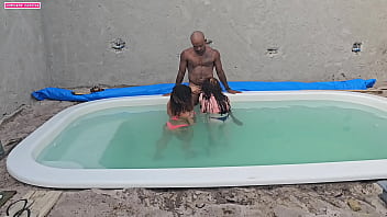 Batendo uma na piscina e fudendo duas gostosas com gosada dentro