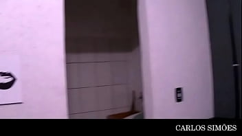 Morena envolvente domina o parceiro e mostra quem manda no prazer