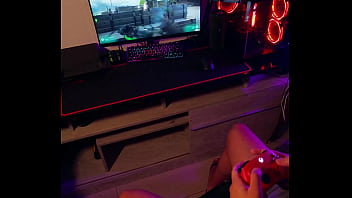 Minha colega de quarto me viu jogando videogame mas ela queria mesmo é pau na bct