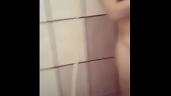 Branquinha lavando a buceta