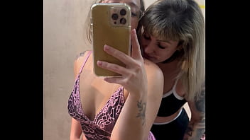 Peguei minha meia irmã se tocando nosso quarto nossa madrasta e padrasto foi pra igreja e nós duas se tocamos até fica toda melada na calcinha