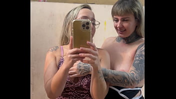 Peguei minha meia irmã se tocando nosso quarto nossa madrasta e padrasto foi pra igreja e nós duas se tocamos até fica toda melada na calcinha