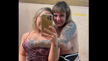 Peguei minha meia irmã se tocando nosso quarto nossa madrasta e padrasto foi pra igreja e nós duas se tocamos até fica toda melada na calcinha