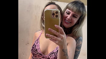 Peguei minha meia irmã se tocando nosso quarto nossa madrasta e padrasto foi pra igreja e nós duas se tocamos até fica toda melada na calcinha