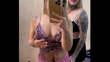 Peguei minha meia irmã se tocando nosso quarto nossa madrasta e padrasto foi pra igreja e nós duas se tocamos até fica toda melada na calcinha