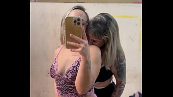 Peguei minha meia irmã se tocando nosso quarto nossa madrasta e padrasto foi pra igreja e nós duas se tocamos até fica toda melada na calcinha