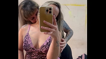 Peguei minha meia irmã se tocando nosso quarto nossa madrasta e padrasto foi pra igreja e nós duas se tocamos até fica toda melada na calcinha