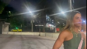 Esposa sendo seguida e no final da gostoso pro estranho