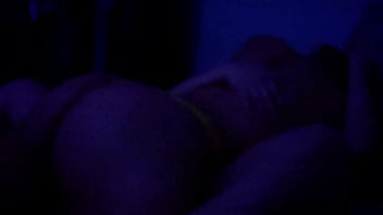 Par lésbico com convidada especial