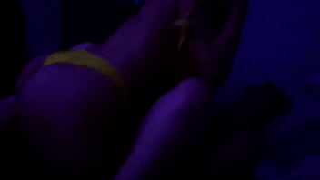 Par lésbico com convidada especial