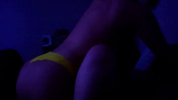 Par lésbico com convidada especial