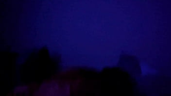 Par lésbico com convidada especial