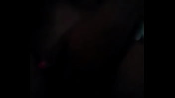 Putita masturbándose el ano