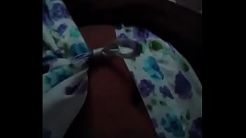 Putita masturbándose el ano