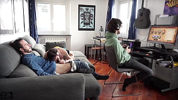 Upgrade sbloccato per il ragazzo nerd sul divano parte il 3some dialoghi italiano sborrata sulle tette