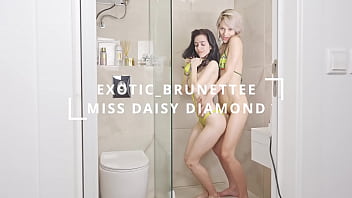 4k hot shower lesbians kissing and pussy fingering till orgasmus