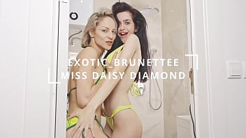 4k hot shower lesbians kissing and pussy fingering till orgasmus