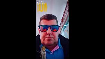 Toma mi mano y sube a la cama