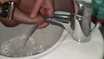 Mi rado il cazzo ma poi mi eccito e sborro