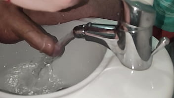 Mi rado il cazzo ma poi mi eccito e sborro