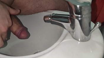 Mi rado il cazzo ma poi mi eccito e sborro