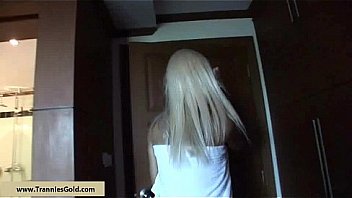 Tranniesgold hung blonde blowjob